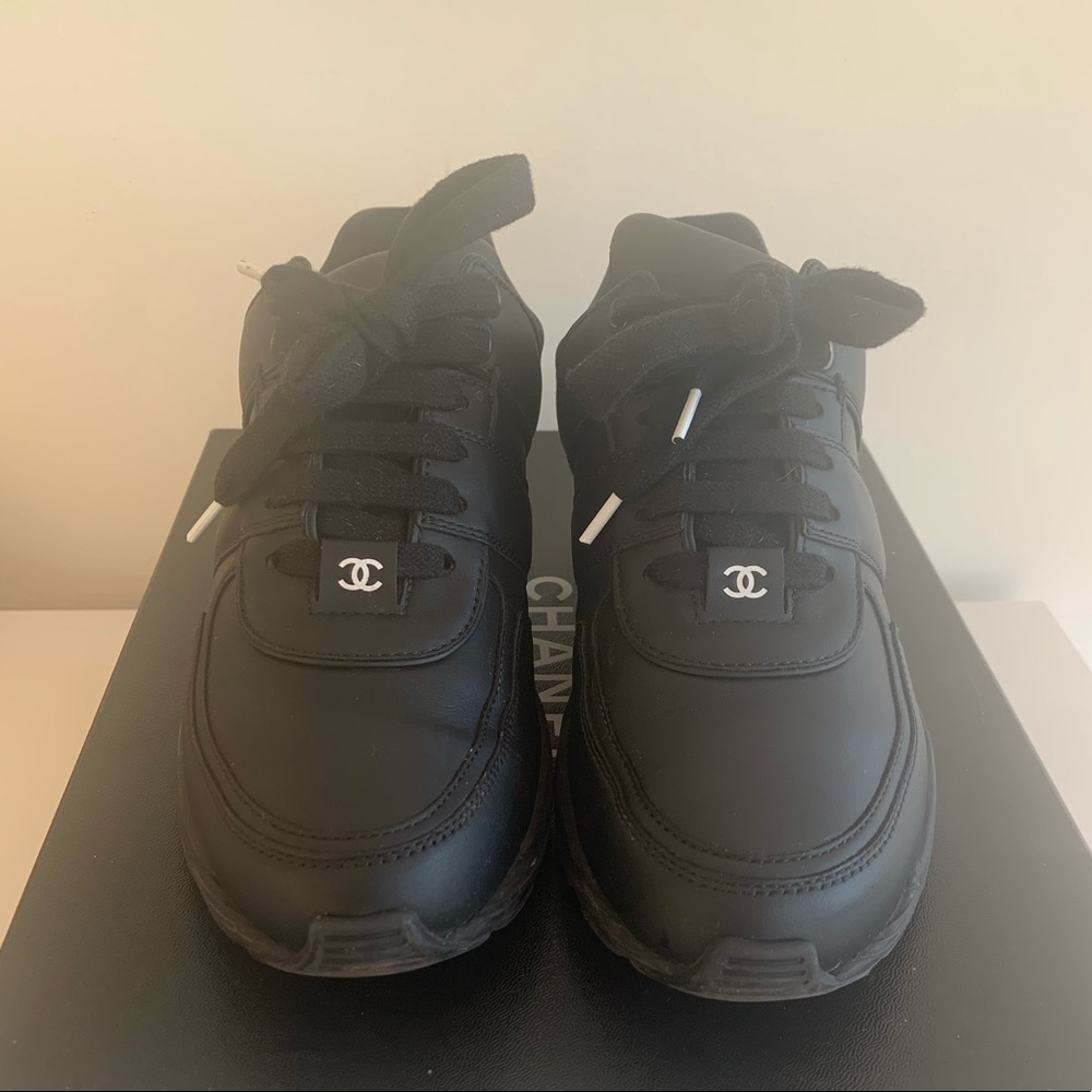 Chanel sneakers in black and white 🤍